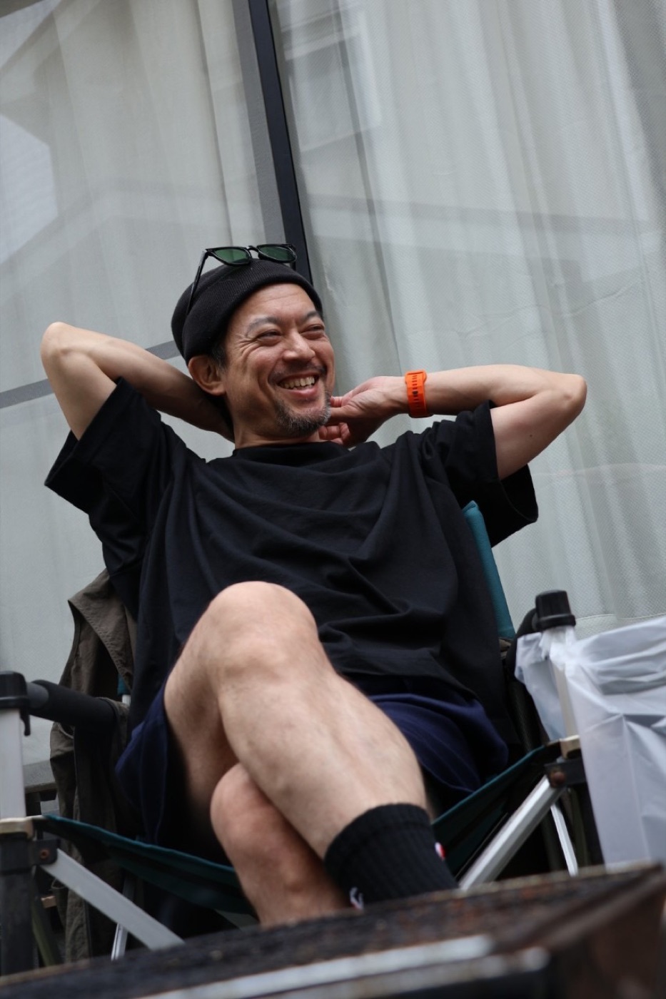 椅子にもたれて笑うTAKEHIKARU