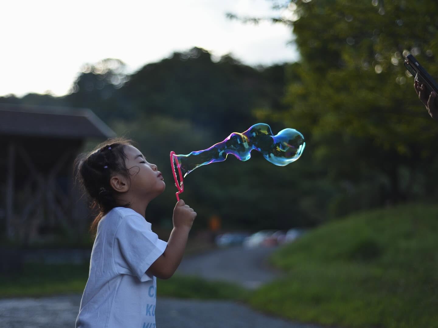 シャボン玉を吹く子ども