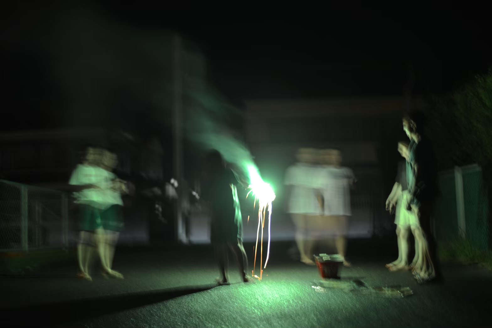 夜の花火と子ども
