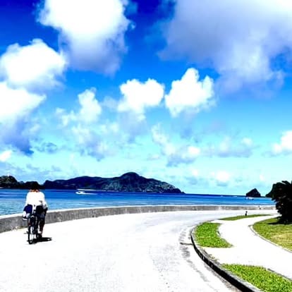海沿いの道を自転車で走る人