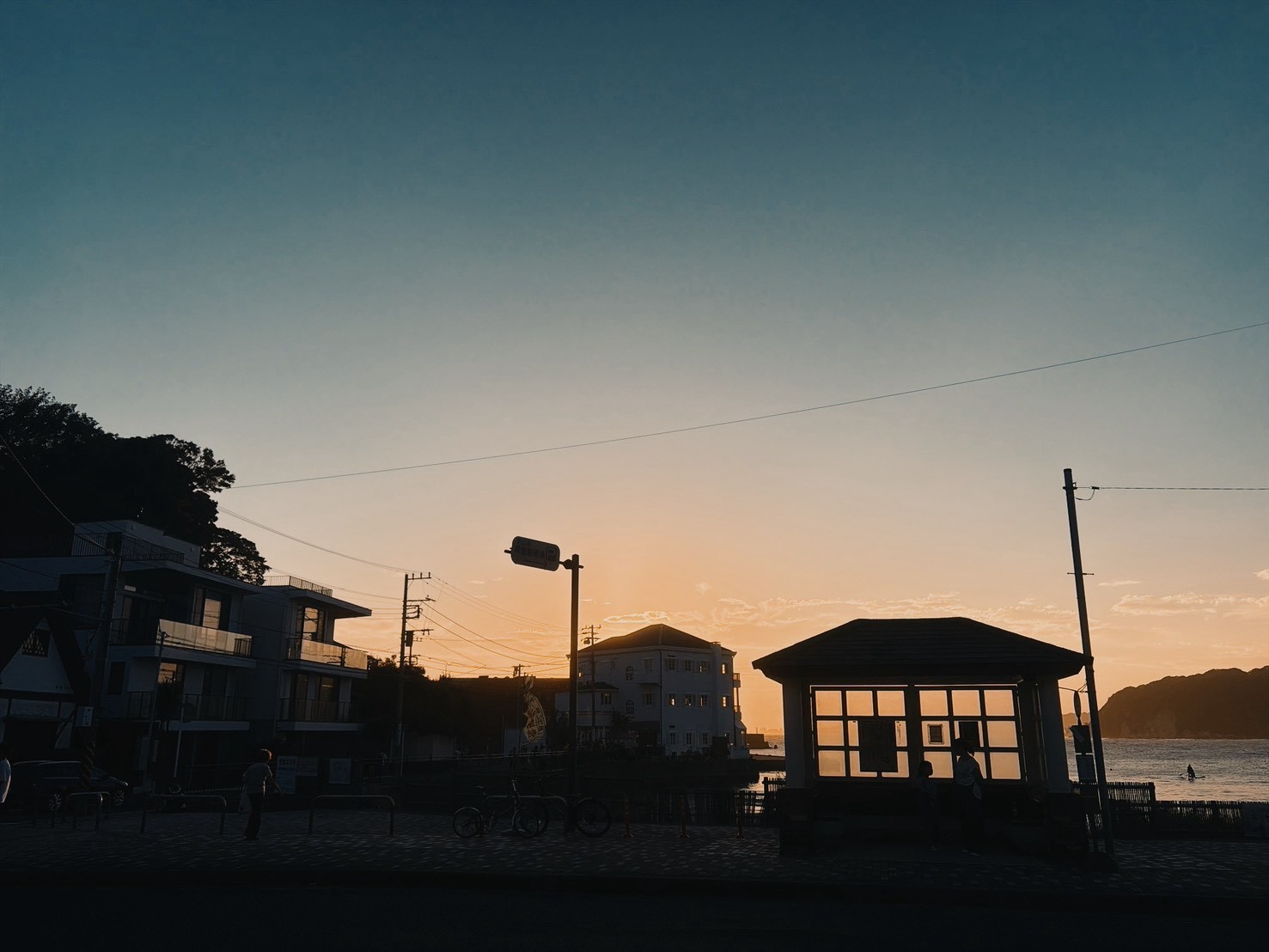夕暮れの海辺