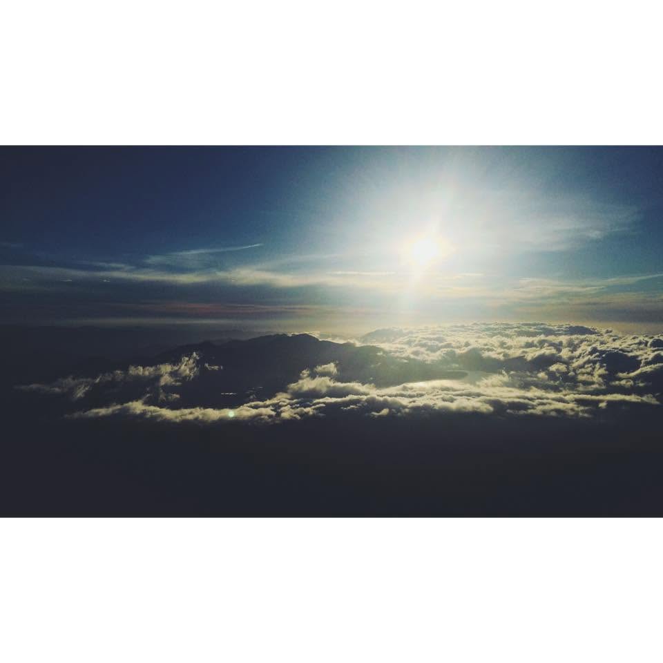 光る海と空