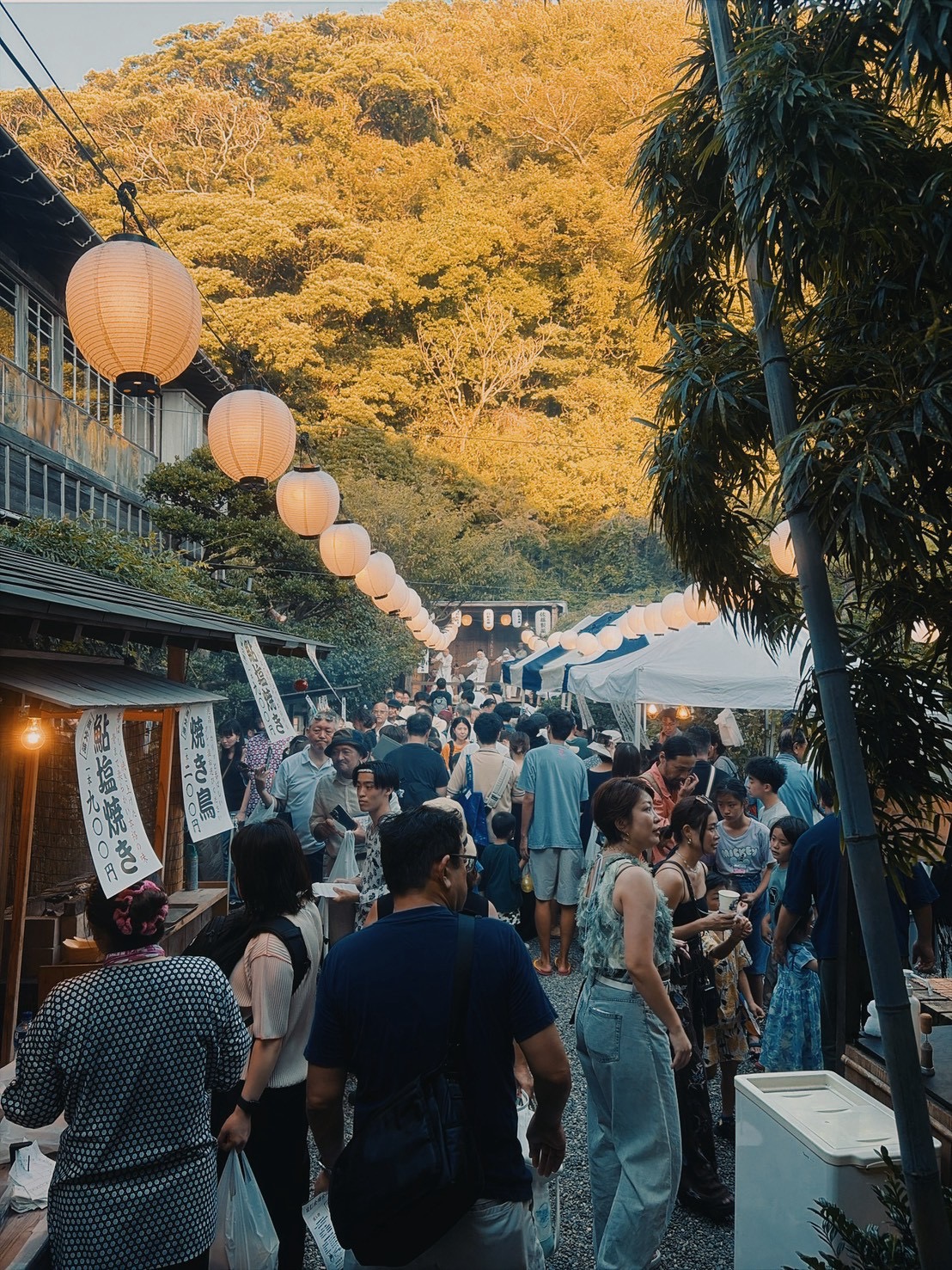 人の行き交う坂道