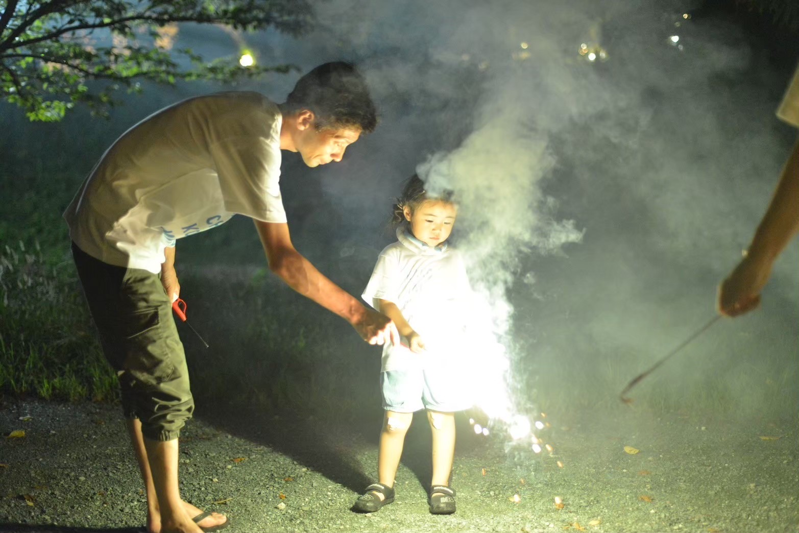 手持ち花火をする大人と子ども